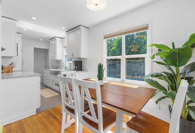 Pension Magnolia S Scarlet Door Discovery Park