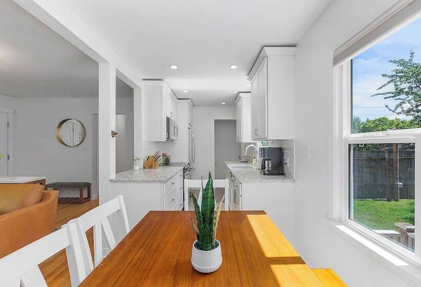 Pension Magnolia S Scarlet Door Discovery Park