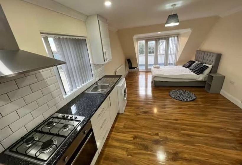 פנסיון Relaxing Airport Rooms