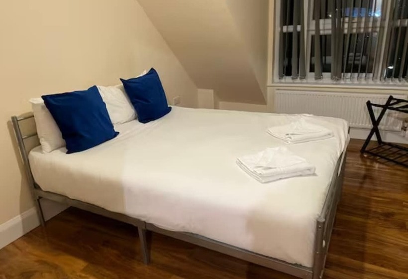 פנסיון Relaxing Airport Rooms