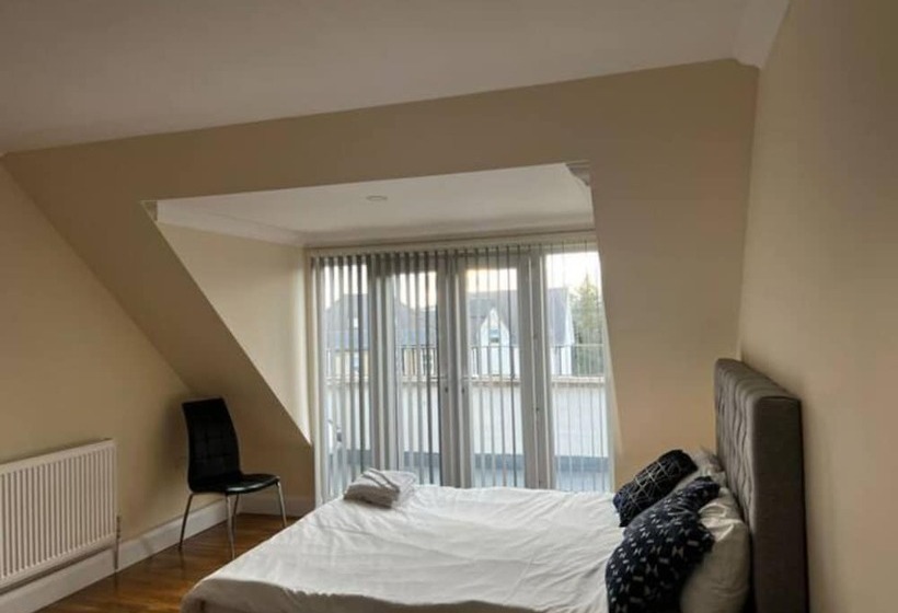 פנסיון Relaxing Airport Rooms