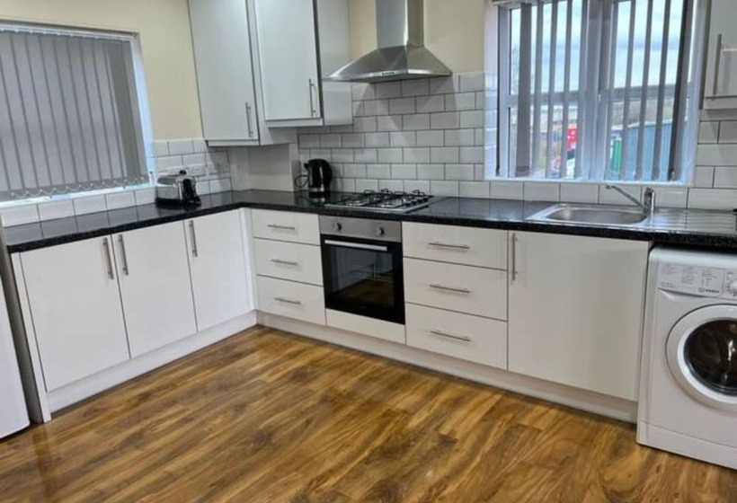 פנסיון Relaxing Airport Rooms