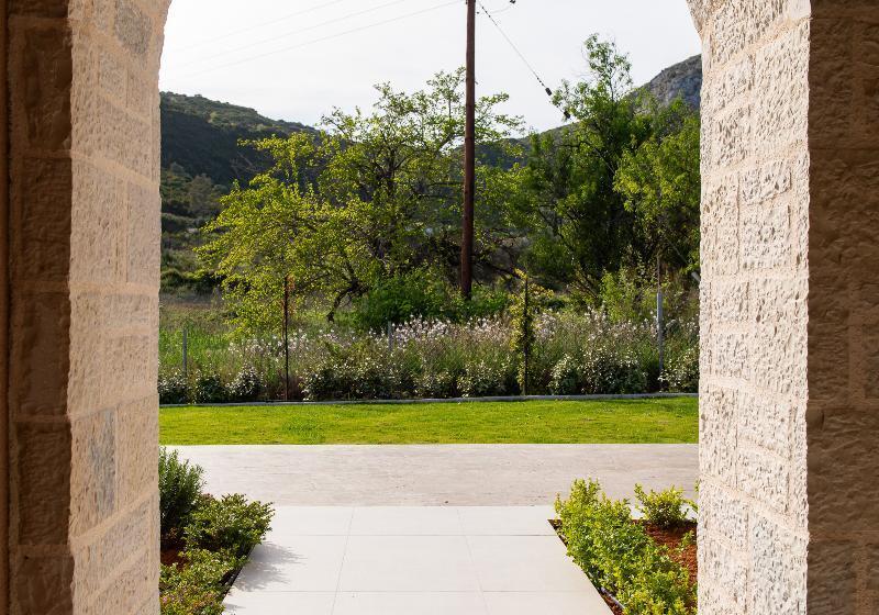 Пансион Reveli Suites