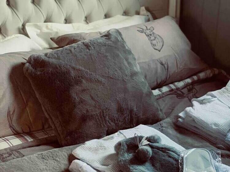 Cute And Cosy Shepard Hut With Wood Fuel Hot Tub