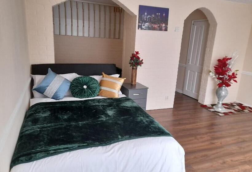 Резиденция Captivating Extra Large Room In London, To Relax