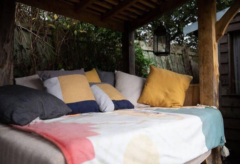 اقامتگاه Charming 2 Bed Cabin In Sutton Coldfield