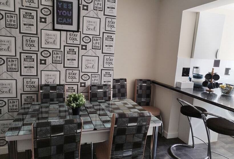 דירת נופש Comfortable 4 Bed House In Hucknall, Nottingham