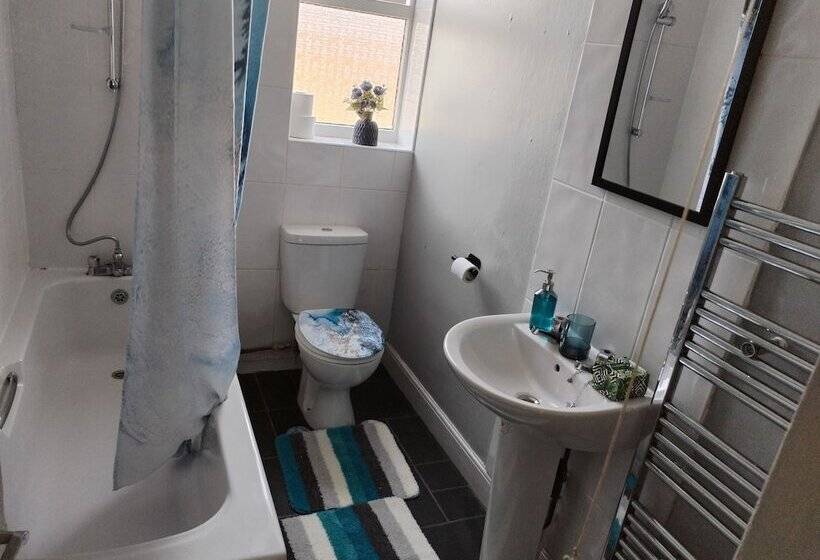 דירת נופש Comfortable 4 Bed House In Hucknall, Nottingham