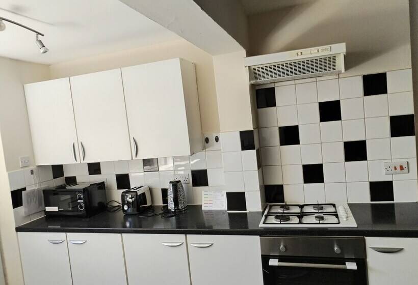 דירת נופש Comfortable 4 Bed House In Hucknall, Nottingham