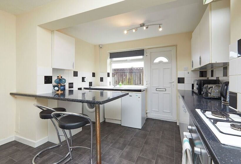 דירת נופש Comfortable 4 Bed House In Hucknall, Nottingham