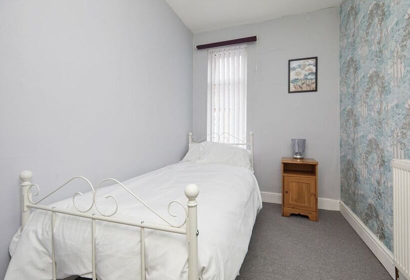 דירת נופש Comfortable 4 Bed House In Hucknall, Nottingham