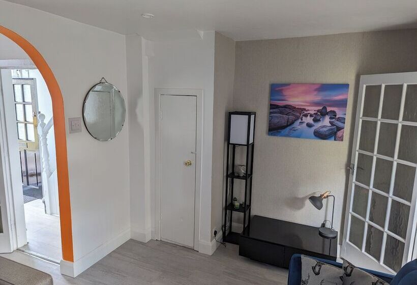 Резиденция Fantastic Location To Ebrington Sq And City Centre