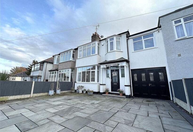 דירת נופש Impeccable 4 Bed House In Liverpool
