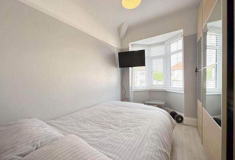 דירת נופש Impeccable 4 Bed House In Liverpool