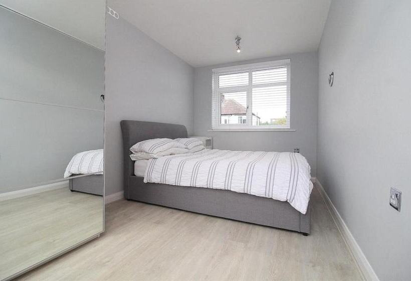 דירת נופש Impeccable 4 Bed House In Liverpool