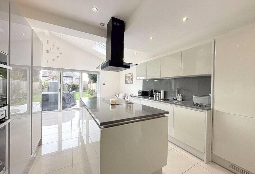 דירת נופש Impeccable 4 Bed House In Liverpool