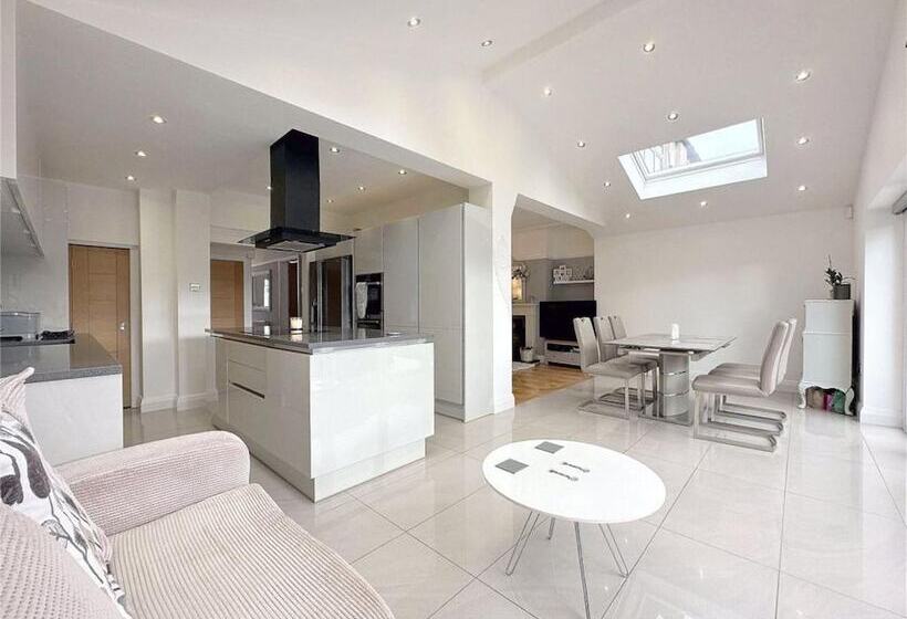 דירת נופש Impeccable 4 Bed House In Liverpool