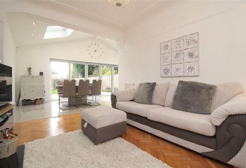 דירת נופש Impeccable 4 Bed House In Liverpool
