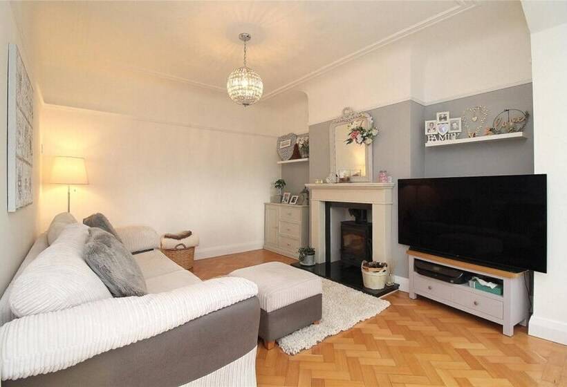 דירת נופש Impeccable 4 Bed House In Liverpool
