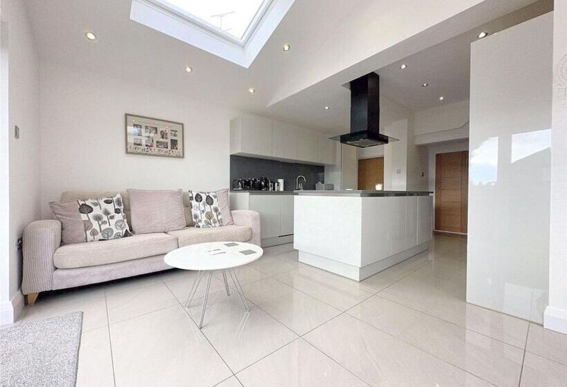 דירת נופש Impeccable 4 Bed House In Liverpool