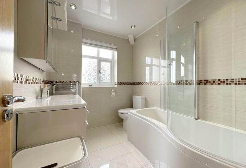 דירת נופש Impeccable 4 Bed House In Liverpool