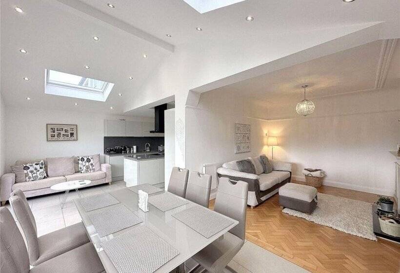 דירת נופש Impeccable 4 Bed House In Liverpool