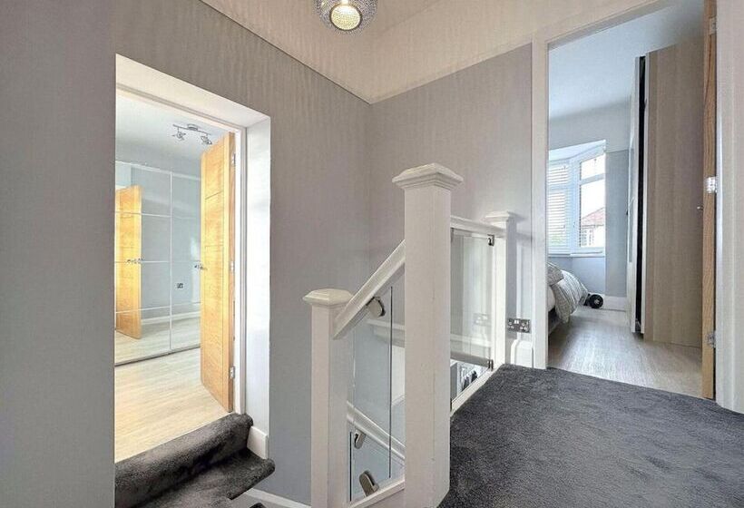 דירת נופש Impeccable 4 Bed House In Liverpool