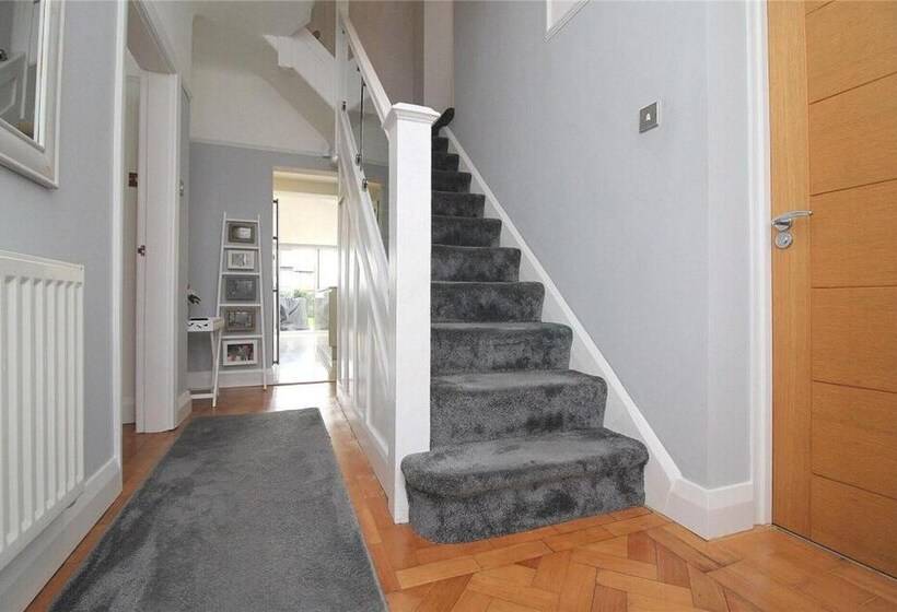 דירת נופש Impeccable 4 Bed House In Liverpool