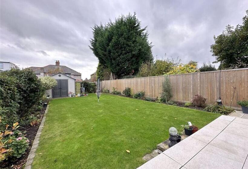דירת נופש Impeccable 4 Bed House In Liverpool