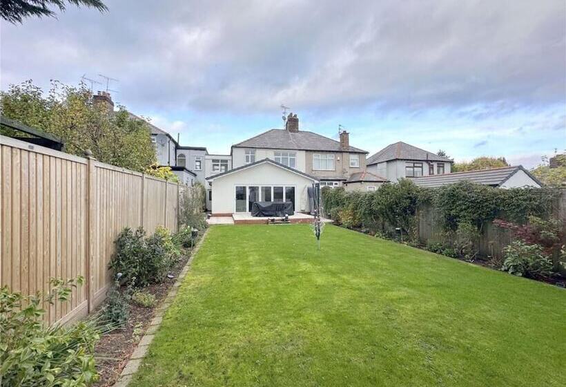 דירת נופש Impeccable 4 Bed House In Liverpool