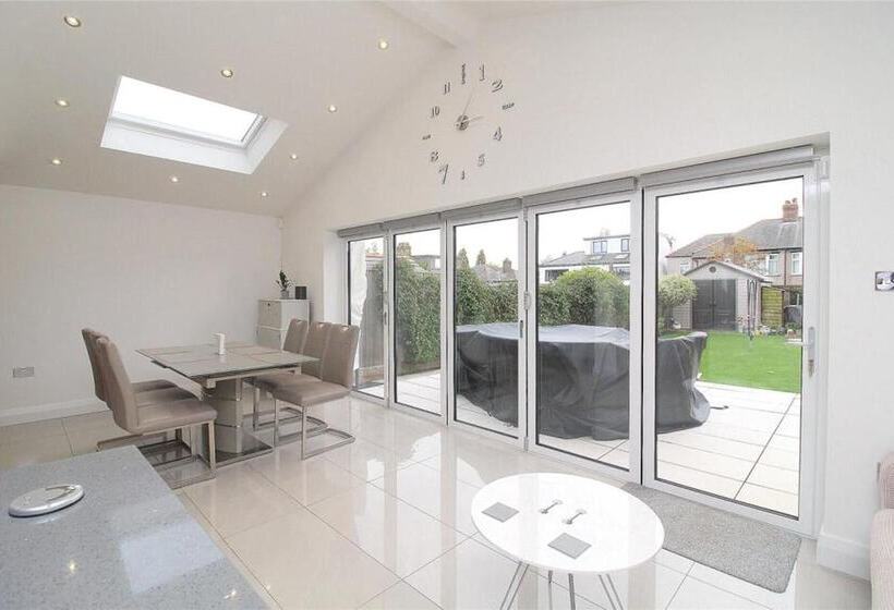 דירת נופש Impeccable 4 Bed House In Liverpool