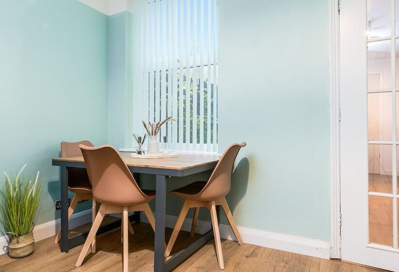 דירת נופש Lovely 2 Bed House In Nottingham