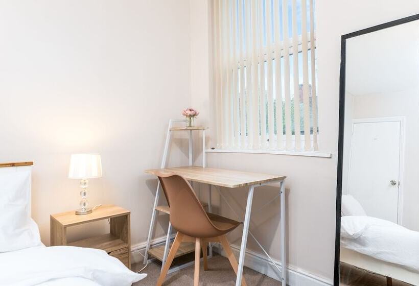 דירת נופש Lovely 2 Bed House In Nottingham