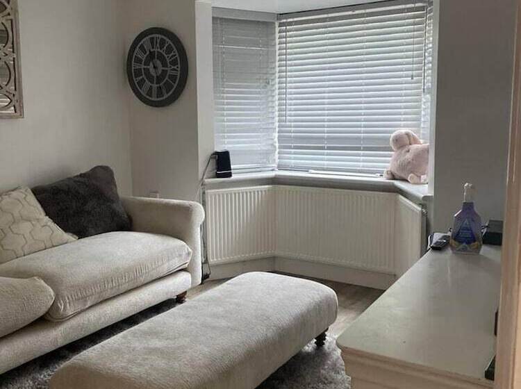 إقامة Lovely 3 Bed House In Potters Bar Jacuzzi & 75inch