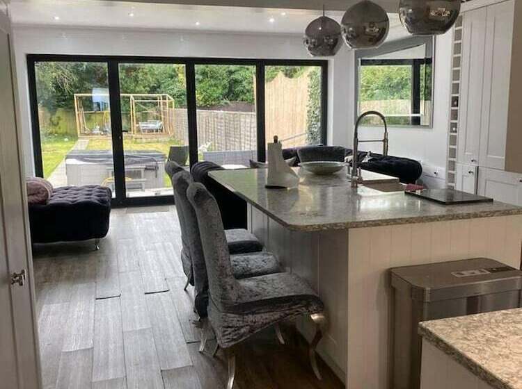 إقامة Lovely 3 Bed House In Potters Bar Jacuzzi & 75inch