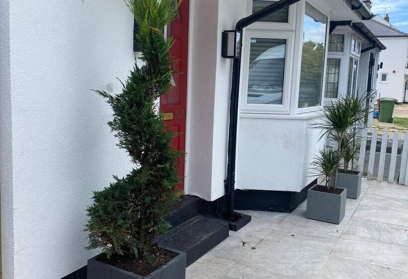 إقامة Lovely 3 Bed House In Potters Bar Jacuzzi & 75inch