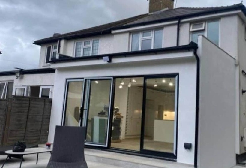 إقامة Lovely 3 Bed House In Potters Bar Jacuzzi & 75inch