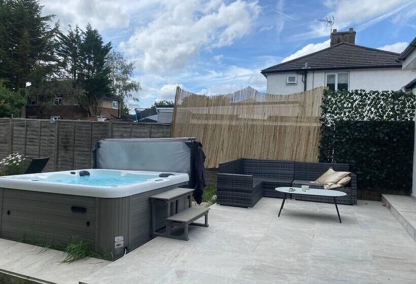 إقامة Lovely 3 Bed House In Potters Bar Jacuzzi & 75inch