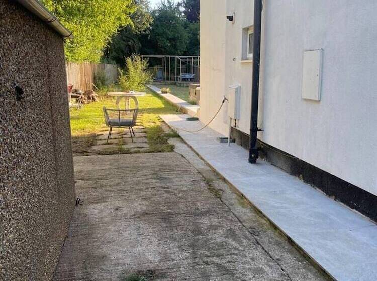 إقامة Lovely 3 Bed House In Potters Bar Jacuzzi & 75inch