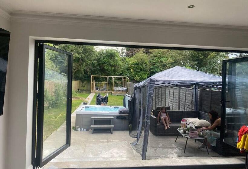 إقامة Lovely 3 Bed House In Potters Bar Jacuzzi & 75inch
