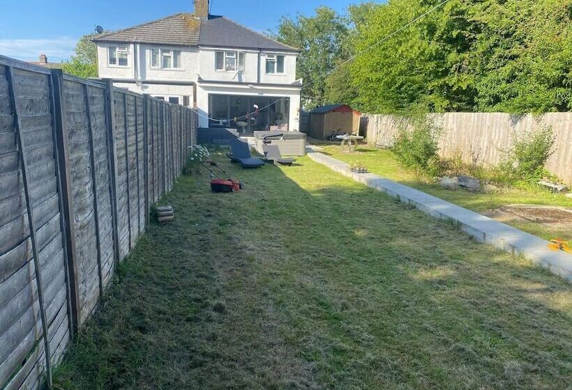 إقامة Lovely 3 Bed House In Potters Bar Jacuzzi & 75inch