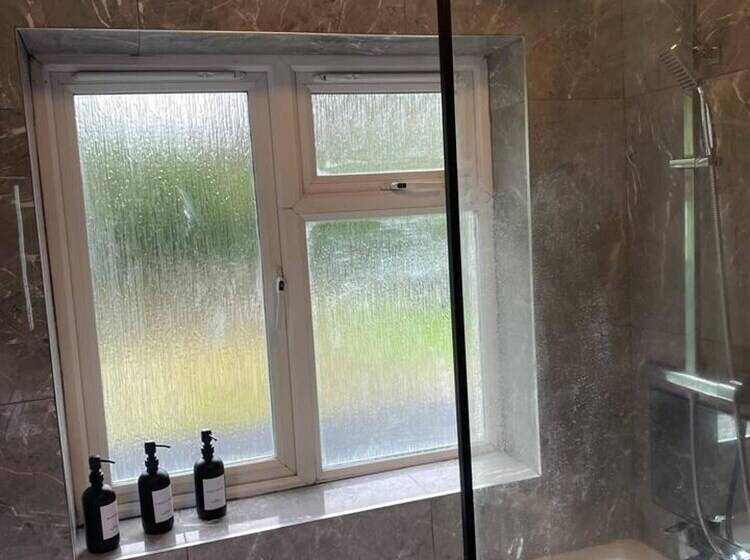 إقامة Lovely 3 Bed House In Potters Bar Jacuzzi & 75inch