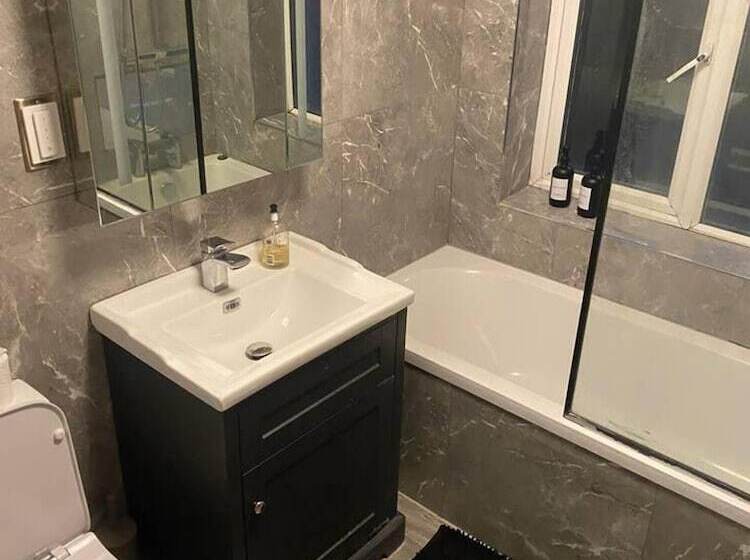 إقامة Lovely 3 Bed House In Potters Bar Jacuzzi & 75inch