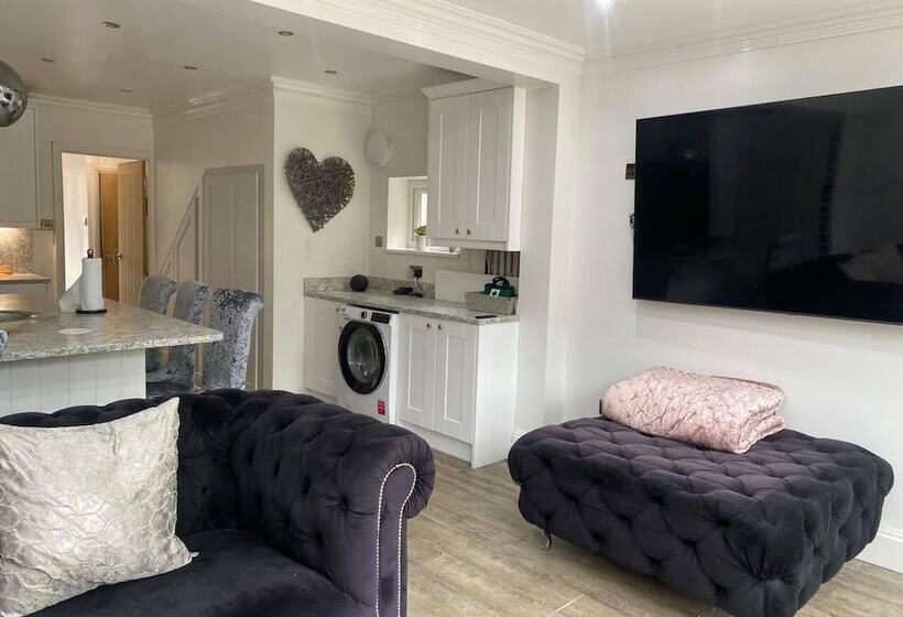 إقامة Lovely 3 Bed House In Potters Bar Jacuzzi & 75inch