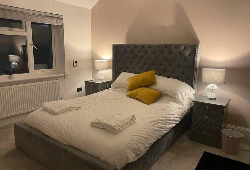 إقامة Lovely 3 Bed House In Potters Bar Jacuzzi & 75inch