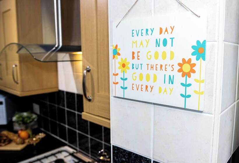 اقامتگاه Stunning 3bedroom Home Ideal For Long & Short Stay