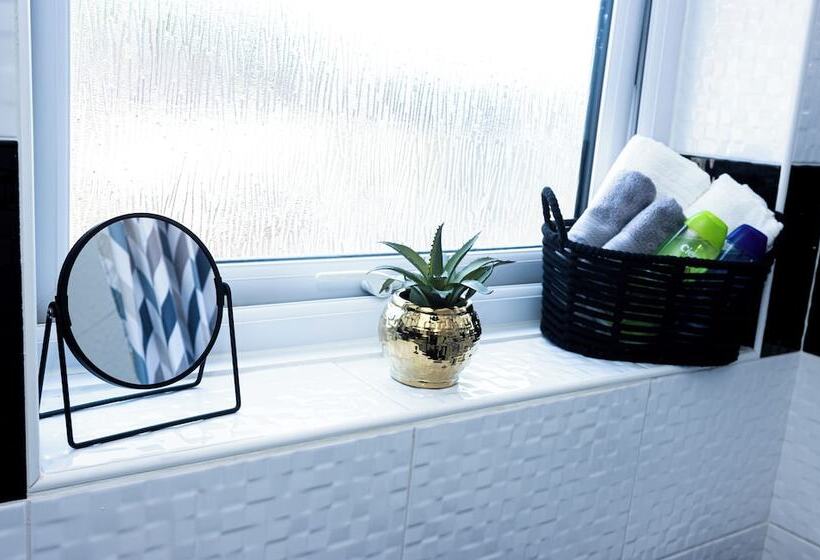 اقامتگاه Stunning 3bedroom Home Ideal For Long & Short Stay