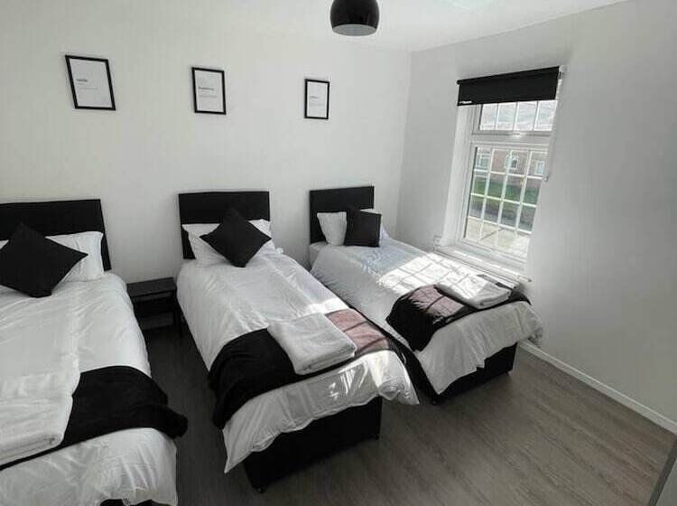 Резиденция Luxury Spacious 2 Bed House In Brentwood Essex