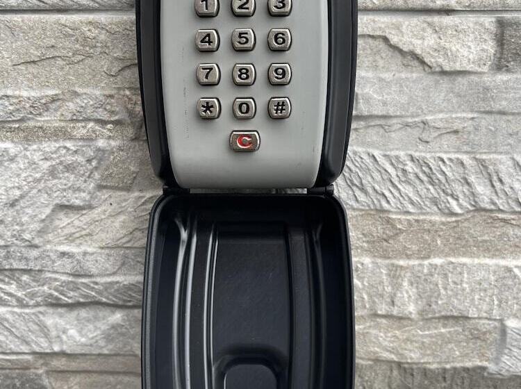 Резиденция New Luxury Modern House Near Airport Free Parking