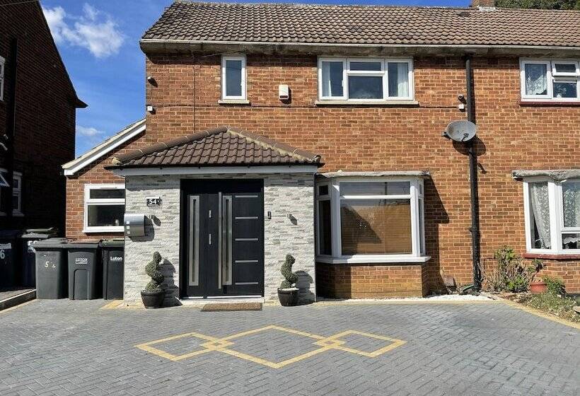 Резиденция New Luxury Modern House Near Airport Free Parking